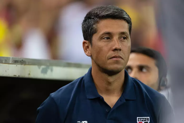 Após demitir Condé, Vitória acerta contratação de Thiago Carpini