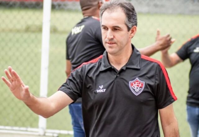 Vitória demite Leo Condé após sequência de derrotas na Série A