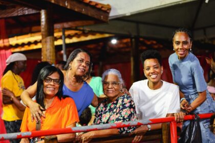 Festa em homenagem às mães com música e sorteio de brindes em Candeias