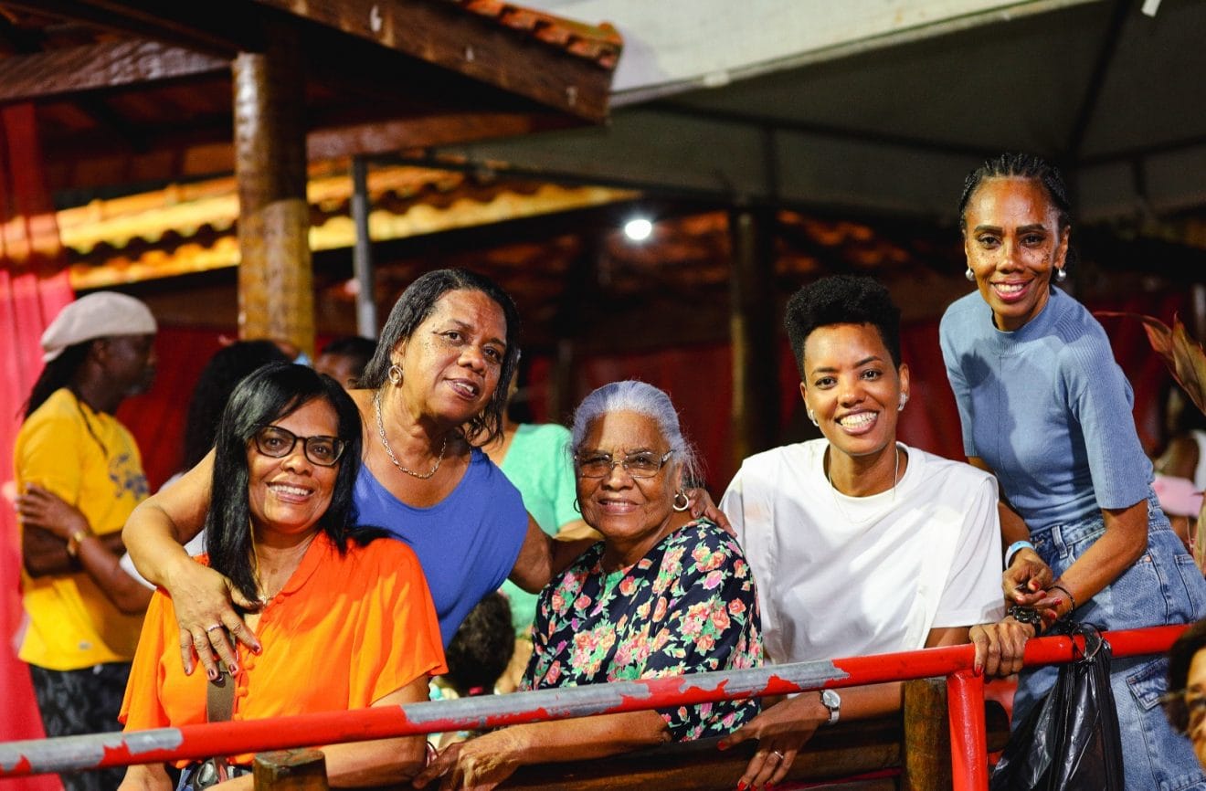 Festa em homenagem às mães com música e sorteio de brindes em Candeias