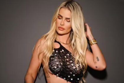 Yasmin Brunet arrasa na web com visual todo preto