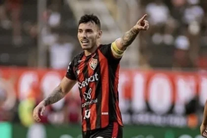 Capitão do Vitória na conquista da Série B de 2023, Zeca anuncia saída do clube