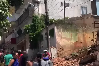 Imóvel desaba no centro de Candeias