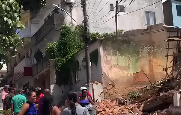 Imóvel desaba no centro de Candeias