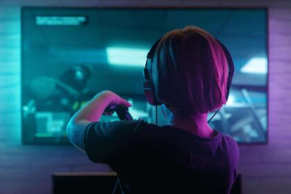 Garoto jogando videogame