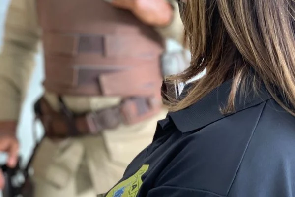 Operação policial captura membros de facções em Salvador e Camaçari.