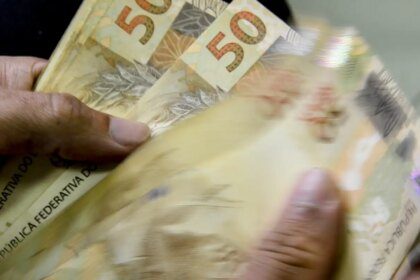 Juros recuam, mas rotativo do cartão sobe, atingindo 423,5% ao ano
