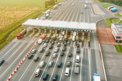 Visão aérea de uma estrada com pedágio