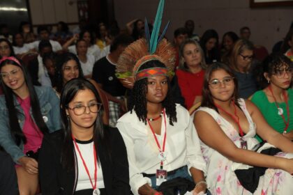 SEC debate programas para juventude em encontro com estudantes