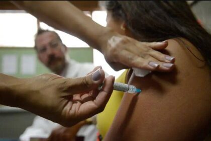 Entrega do Ministério da Saúde: primeira vacina atualizada contra Covid-19.