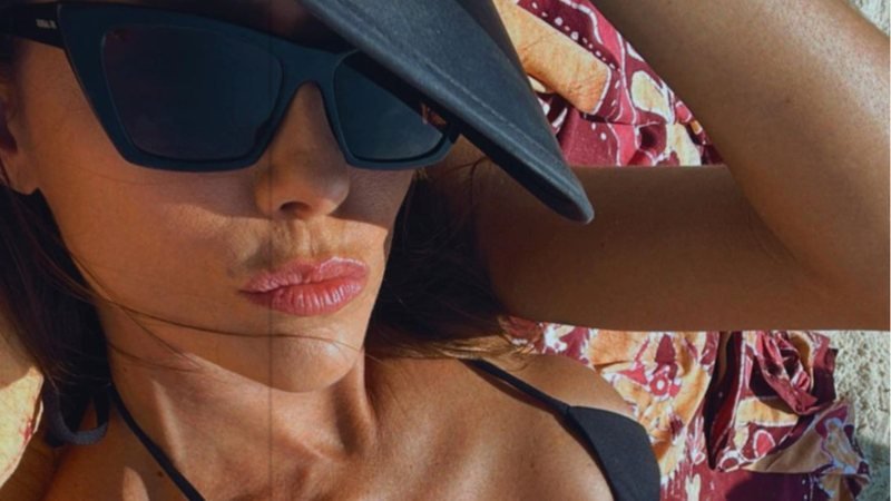 Deborah Secco é elogiada por posar com micro biquíni em parque: 'Espetacular'