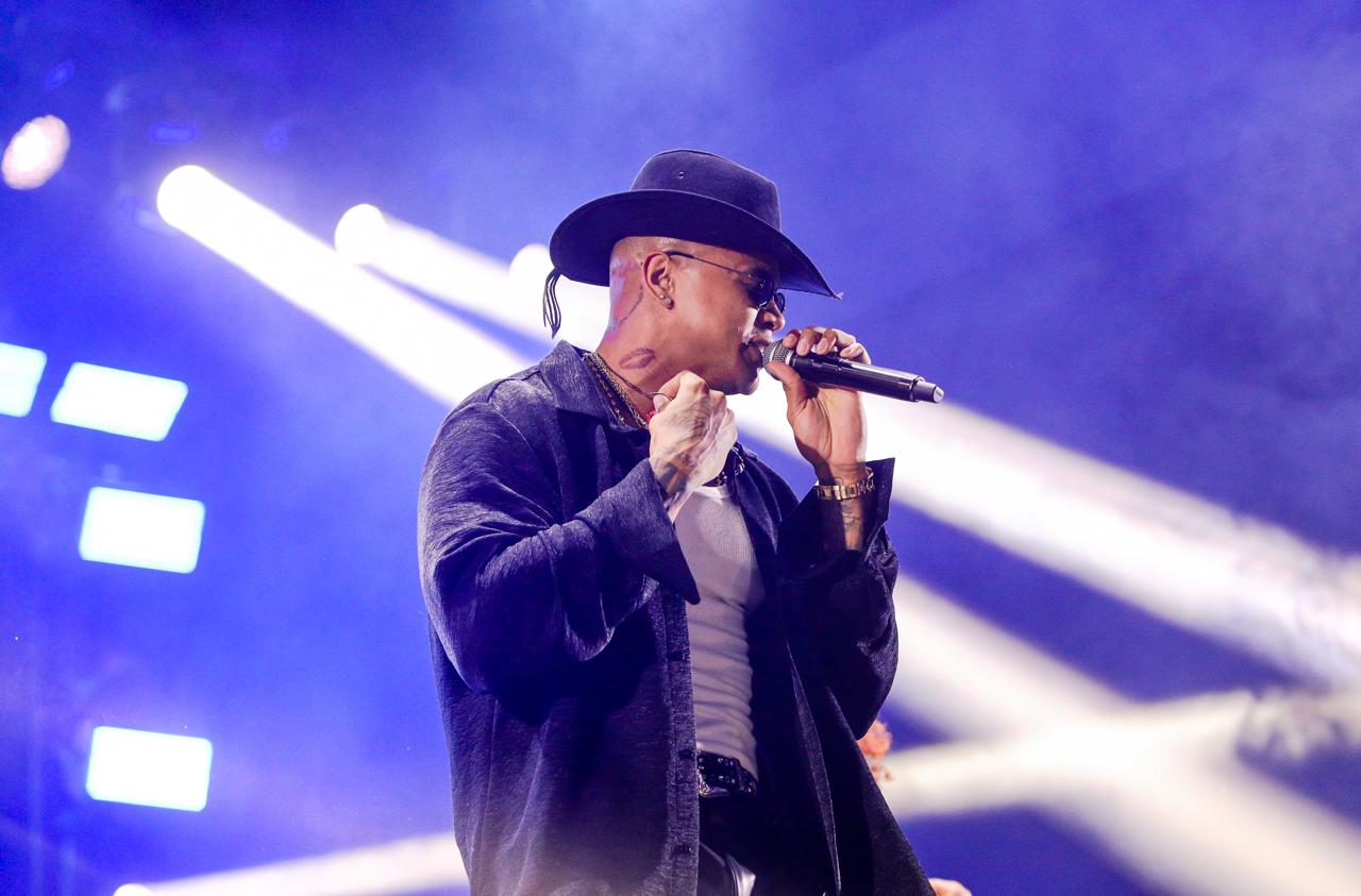 Público lota centro da cidade na abertura do Arraiá do Aconchego com 10 atrações musicais