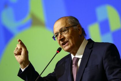 Alckmin diz ter confiança na queda do dólar
