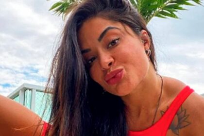 Aline Campos mostra sua flexibilidade em uma foto engraçada na internet