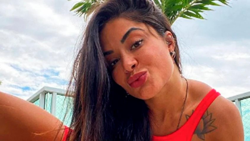 Aline Campos mostra sua flexibilidade em uma foto engraçada na internet