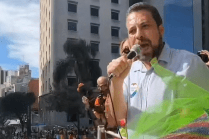 Pré-candidato a prefeito de São Paulo, Boulos faz discurso na Parada LGBT+