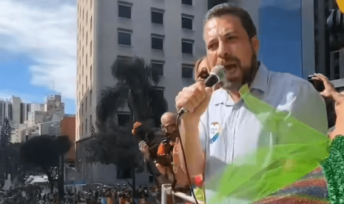 Pré-candidato a prefeito de São Paulo, Boulos faz discurso na Parada LGBT+