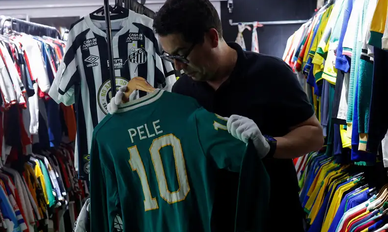 Brasileiro entra no Guinness por coleção de camisas de futebol