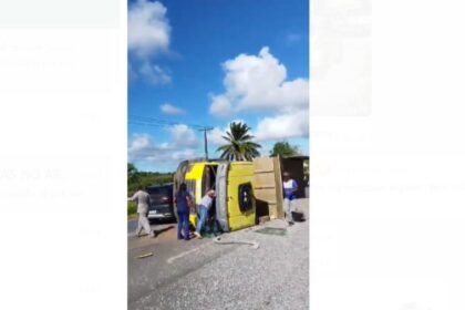 Caçamba carregada de brita tomba na Estrada da Cetrel