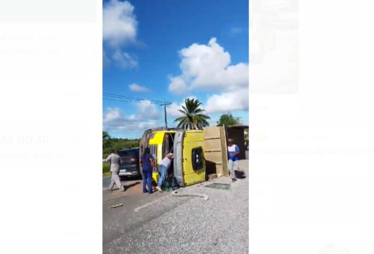 Caçamba carregada de brita tomba na Estrada da Cetrel