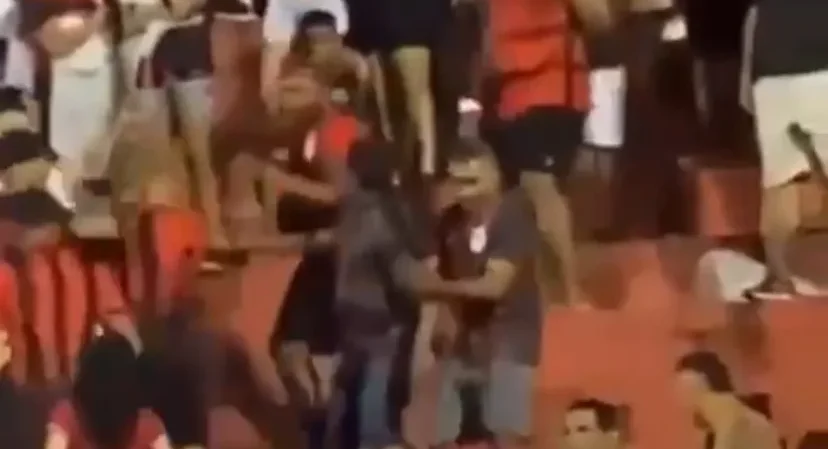 Câmeras flagram briga entre torcedores do Vitória após derrota no Barradão