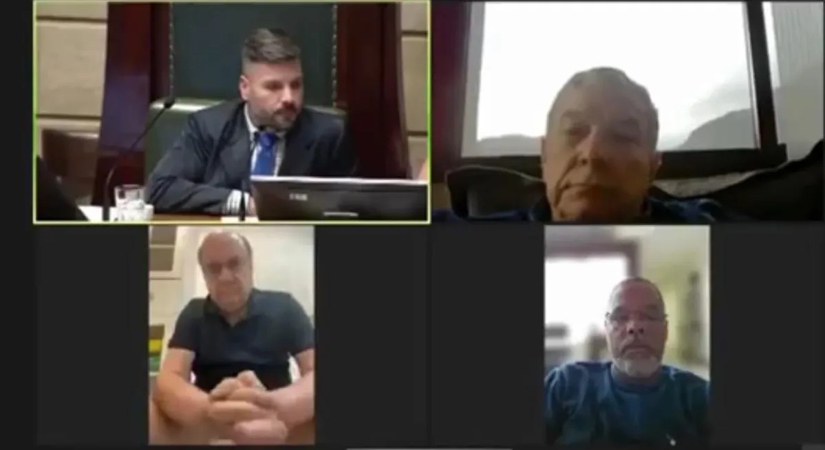 César Maia é flagrado no sanitário durante sessão online da Câmara do Rio