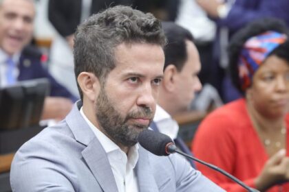 Em reunião tensa, Conselho de Ética arquiva processo contra Janones por suposta "rachadinha"