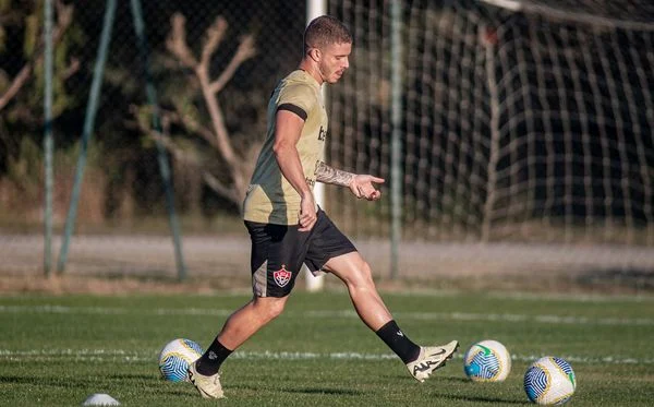 Em duelo direto no Z4, Vitória encara Fluminense no Marcanã