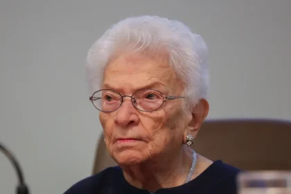 Erundina deixa UTI, é transferida para quarto e recebe visita de Lula