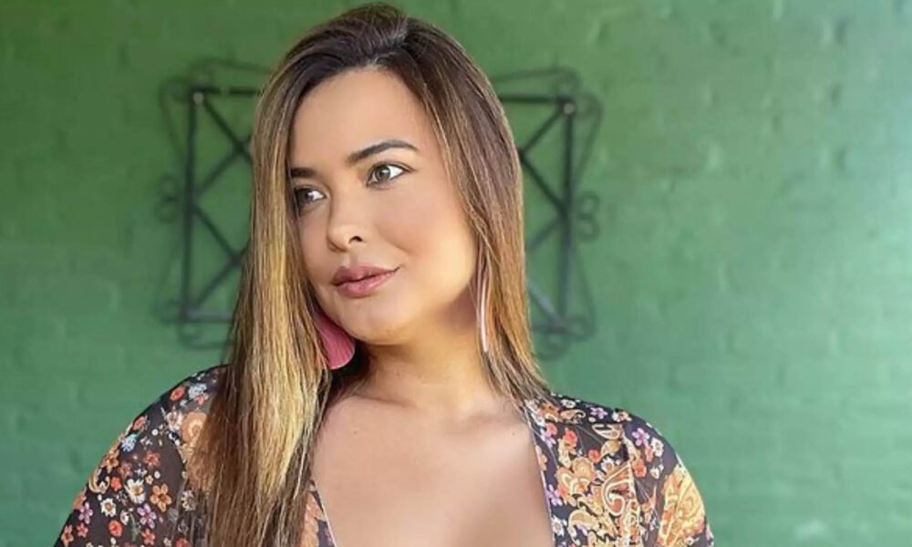 Geisy Arruda mostra que nenhum decote consegue esconder seu volumão e revela marquinha íntima