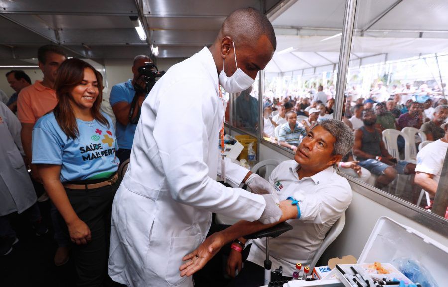 Governo da Bahia autoriza "promoção extraordinária" para 9,4 mil servidores da Saúde