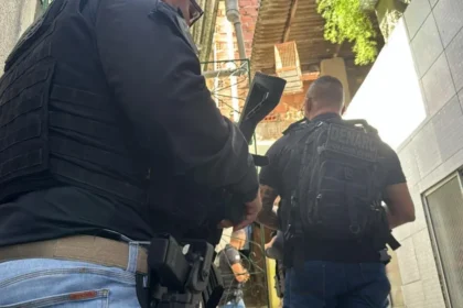 Operação policial combate crimes em Salvador.