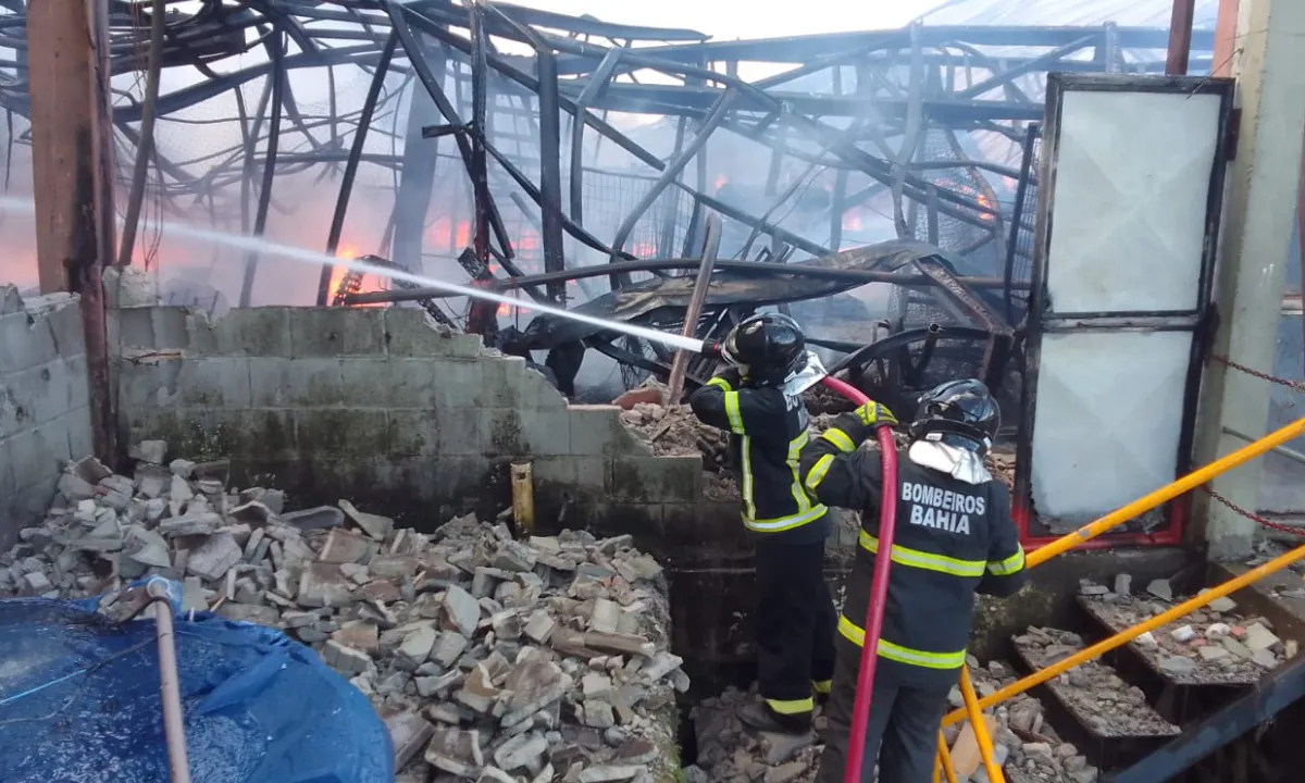 Incêndio de Grandes Proporções Atinge Galpões em Simões Filho