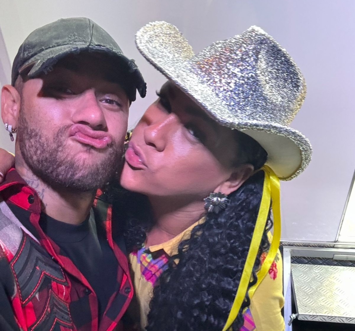 Léo Kret vai a festa junina de Anitta ao lado de famosos e tieta craque Neymar