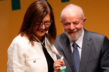 Lula defende Petrobras lucrativa e líder da transição energética