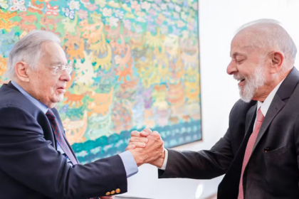 Em agenda privada em SP, Lula visita FHC, Noam Chomsky e Raduan Nassar