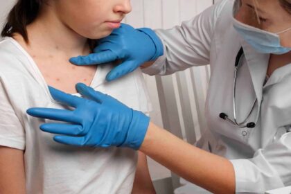 Médica examinando paciente