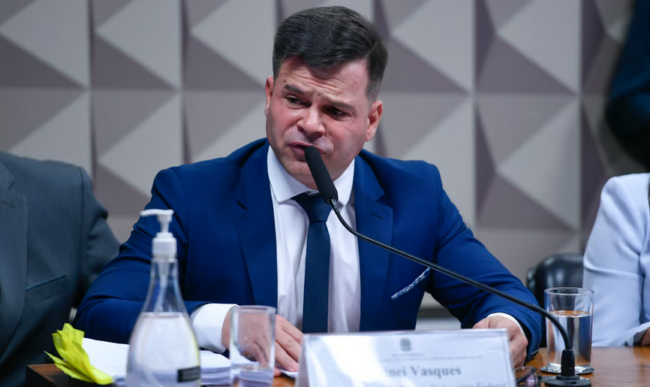 Moraes autoriza visita de 17 senadores a ex-diretor da PRF preso