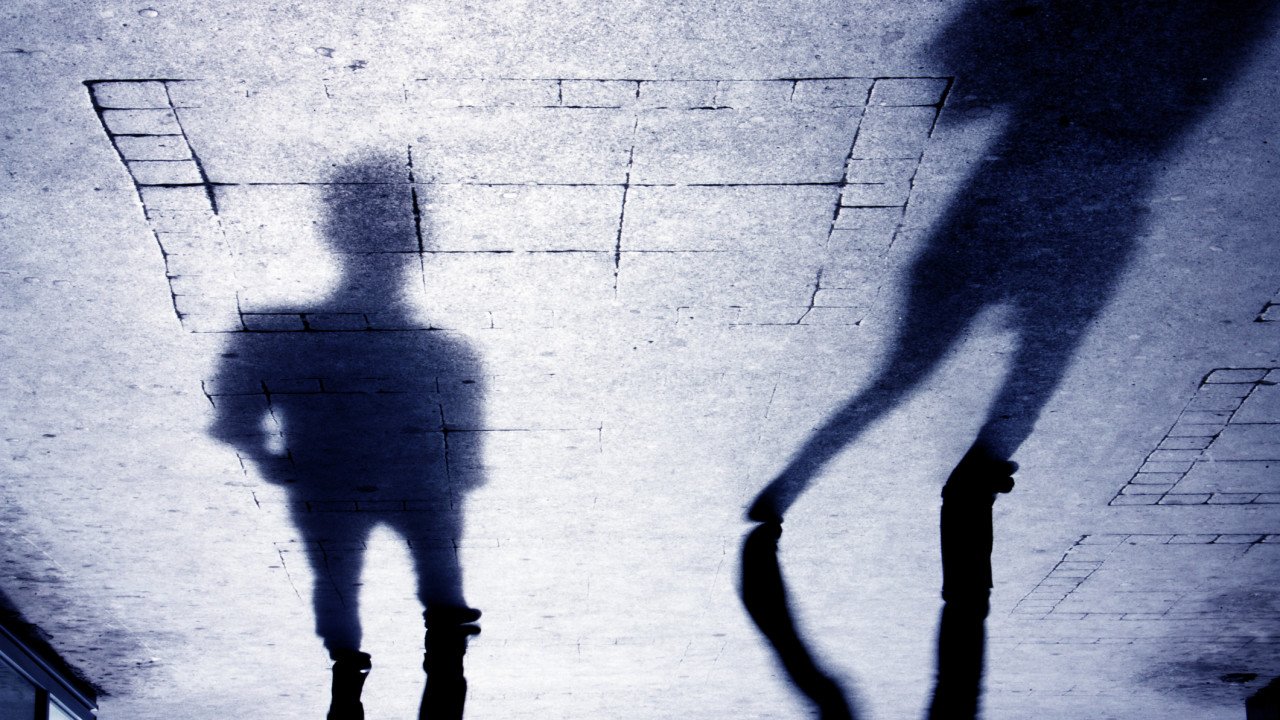 Mulher entrega pedaço de língua arrancado de agressor à polícia