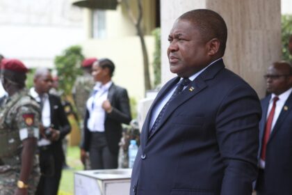 Nyusi homenageia 851 ex-combatentes na comemoração dos 49 anos da independência