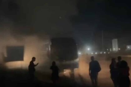 Ônibus universitário em incêndio na Via Parafuso