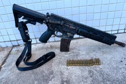 Polícia Militar apreende fuzil 556 em Itapuã, Salvador.