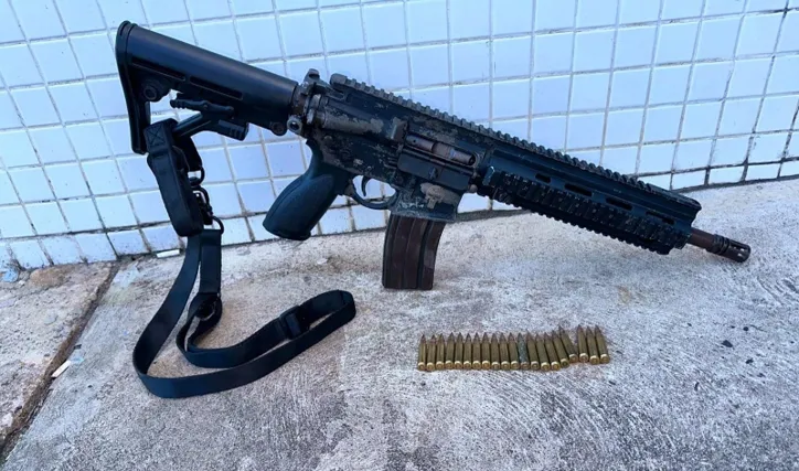 Polícia Militar apreende fuzil 556 em Itapuã, Salvador.