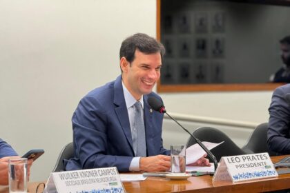 Com voto favorável de Leo Prates, piso salarial dos farmacêuticos é aprovado em comissão da Câmara
