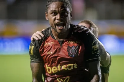 Vitória antecipa a liberação do atacante Luiz Adriano, diz portal