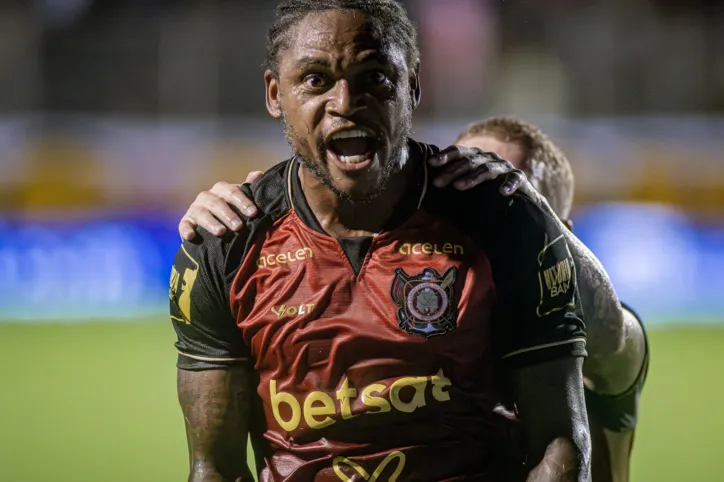 Vitória antecipa a liberação do atacante Luiz Adriano, diz portal