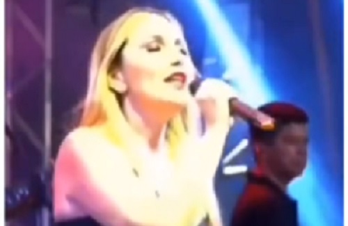 Primeira-dama de Xique-Xique canta com Pablo no aniversário da cidade