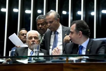 Senadores aprovam proposta de taxação das “blusinhas”