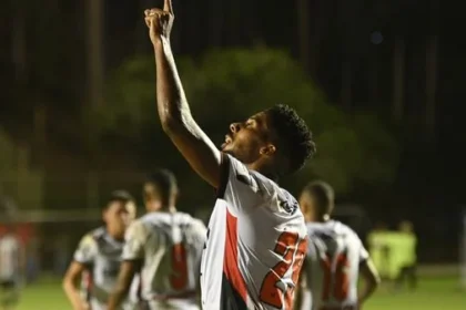 Série A: Vitória aplica 4 a 2 no Atlético-MG e faz a festa da torcida no Barradão