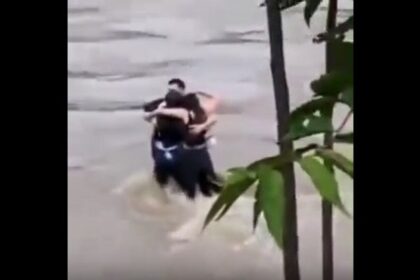 Trio se abraça antes de ser arrastado por corrente e corpos são encontrados